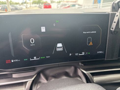 Used 2025 Kia Carnival SX w/ SX Dark Edition Package FWD image 17