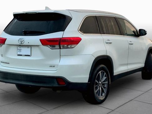 Used 2019 Toyota Highlander XLE FWD image 11