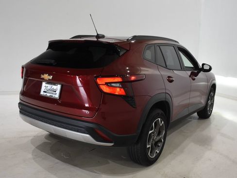 Used 2025 Chevrolet Trax LT w/ LT Convenience Package FWD image 4