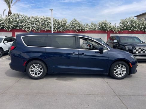 Used 2017 Chrysler Pacifica LX image 2