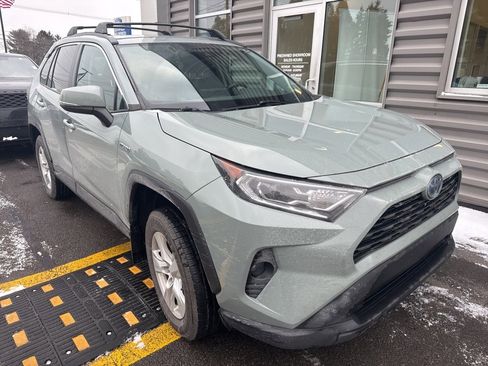 Used 2021 Toyota RAV4 XLE w/ Convenience Package image 3