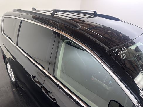 Used 2022 Chrysler Pacifica Touring-L image 18