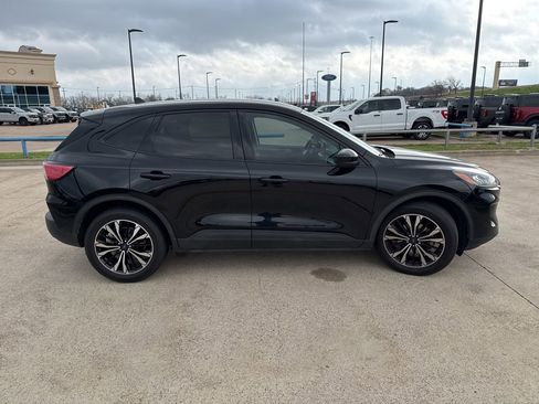 Used 2022 Ford Escape SE w/ SE Sport Appearance Package image 17