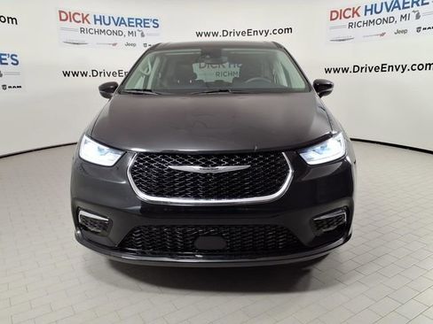 Used 2023 Chrysler Pacifica Touring-L AWD/4WD image 2