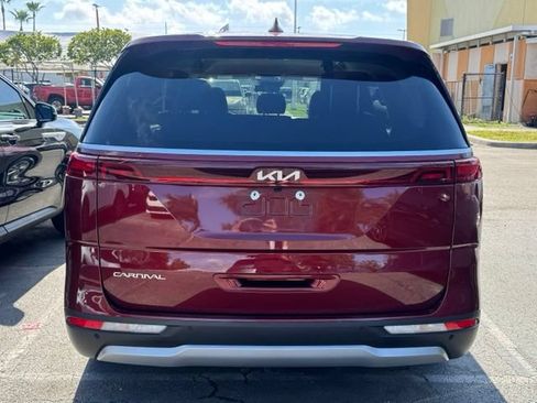 Used 2024 Kia Carnival LX FWD image 3