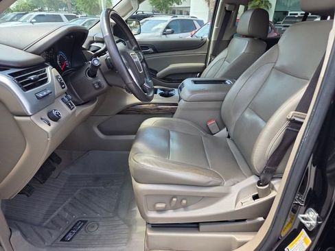 Used 2020 GMC Yukon SLT w/ Graphite Performance Edition RWD image 4