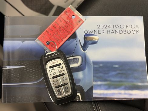 Used 2024 Chrysler Pacifica Touring-L image 33