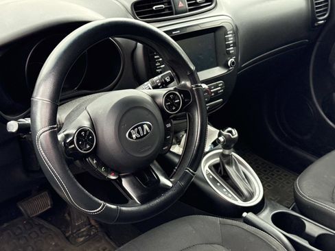 Used 2018 Kia Soul + image 4