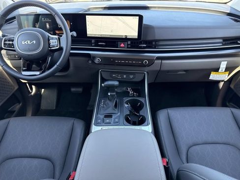 Certified 2026 Kia Carnival FWD image 17