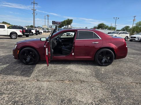 Used 2019 Chrysler 300 Limited AWD/4WD image 9