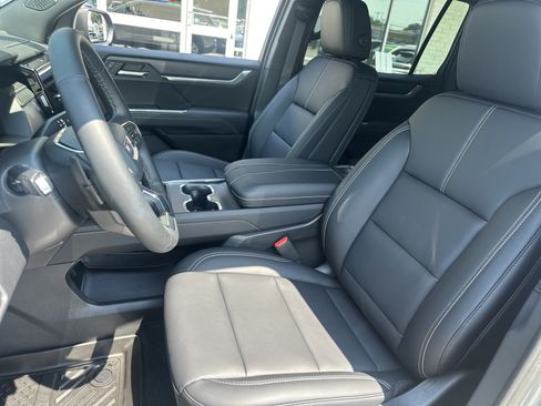Used 2026 GMC Acadia Elevation w/ Elevation Premium Package FWD image 11