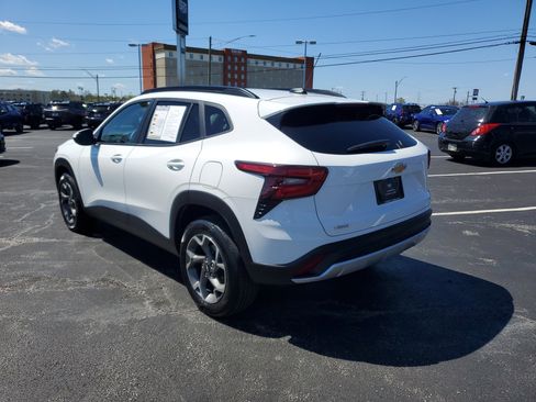 Used 2024 Chevrolet Trax LT w/ Driver Confidence Package image 2