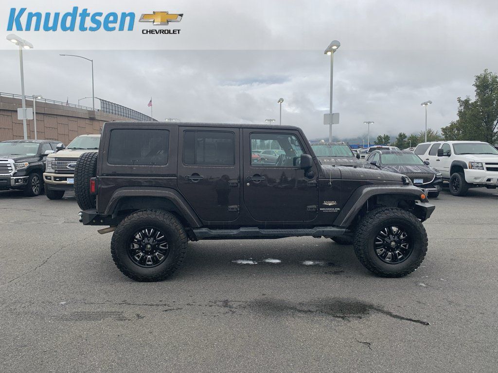 Used 2013 Jeep Wrangler Unlimited Sahara w/ Connectivity Group AWD/4WD image 8