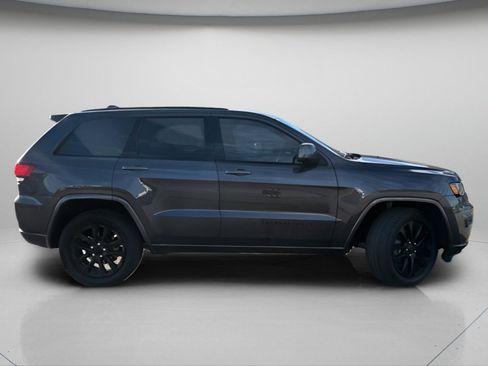 Used 2017 Jeep Grand Cherokee Altitude AWD/4WD image 3
