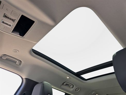 New 2025 Land Rover Defender 130 S image 31