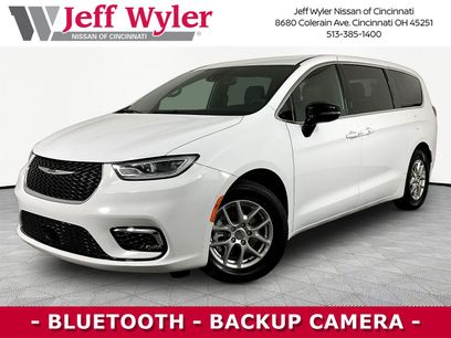 Used 2025 Chrysler Pacifica Select