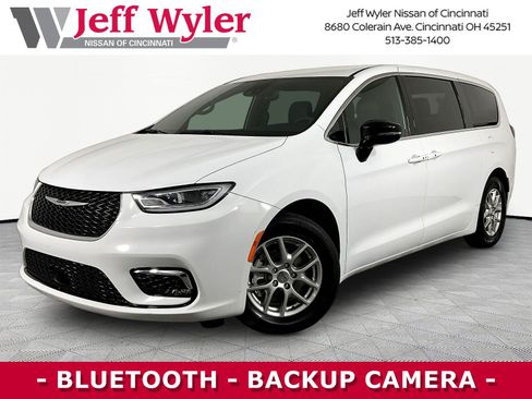 Used 2025 Chrysler Pacifica Select FWD image 1