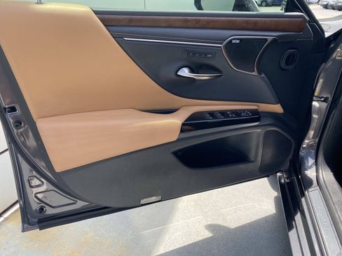 Used 2022 Lexus ES 350 Ultra Luxury w/ Accessory Package 2 FWD image 16