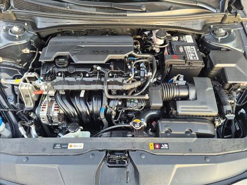 Used 2022 Hyundai Elantra SE FWD image 21