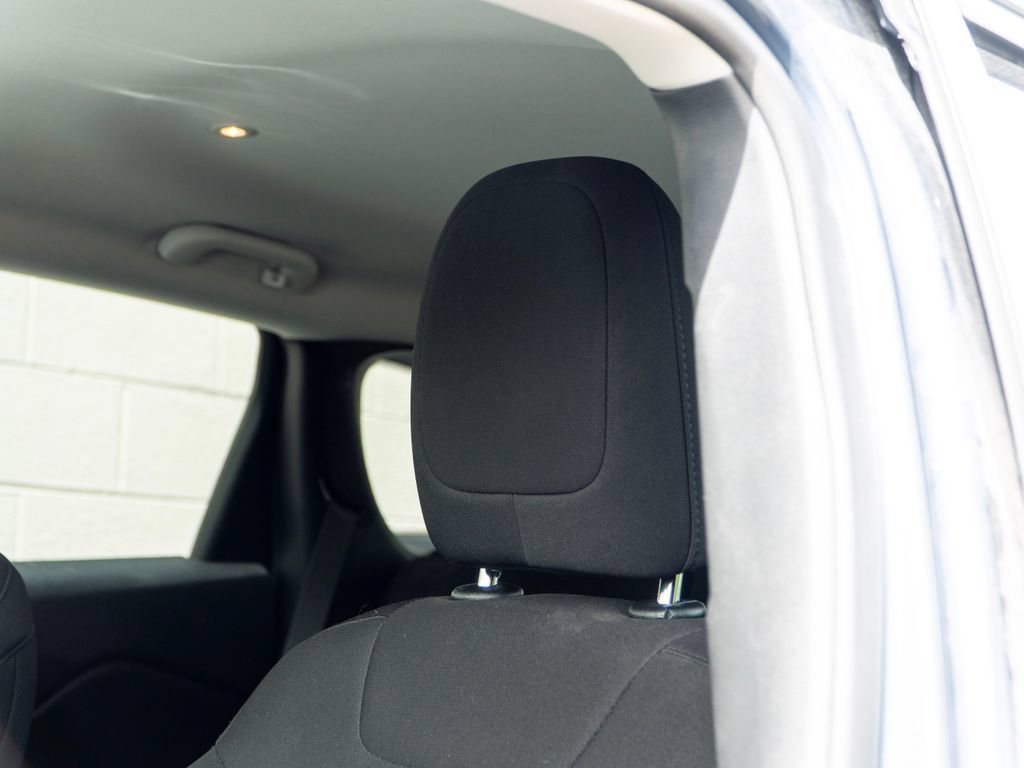 Used 2019 Jeep Cherokee Latitude w/ Cold Weather Group AWD/4WD image 19