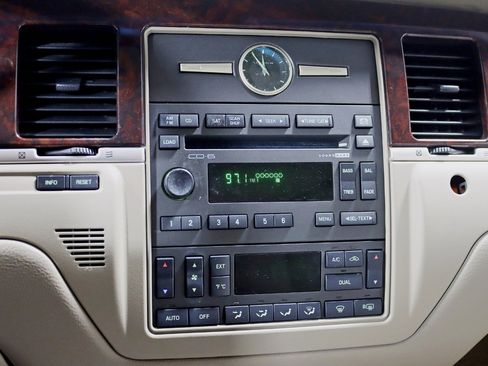 Used 2010 Lincoln Town Car Signature Limited RWD image 19