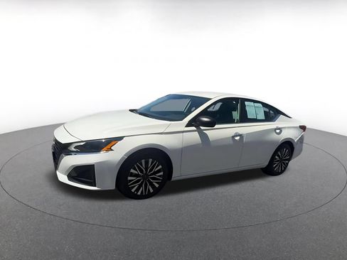 Used 2025 Nissan Altima 2.5 SV FWD image 8