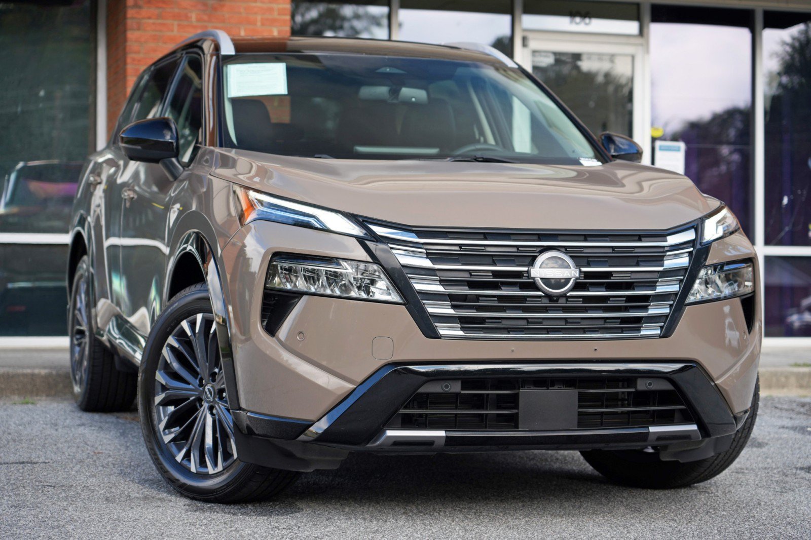 Used 2024 Nissan Rogue Platinum w/ Platinum Premium Package FWD image 2