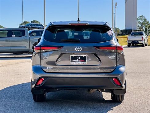 Used 2024 Toyota Highlander LE image 7