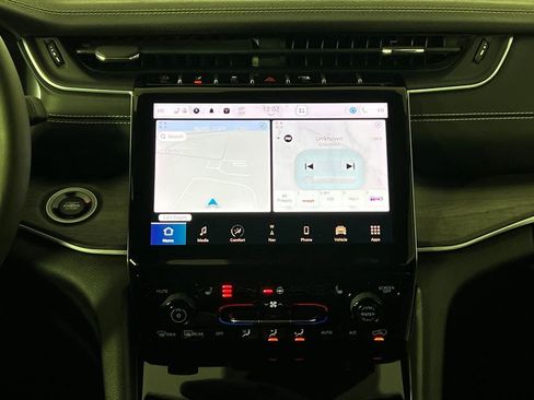 Used 2024 Jeep Grand Cherokee Limited w/ Black Appearance Package image 28