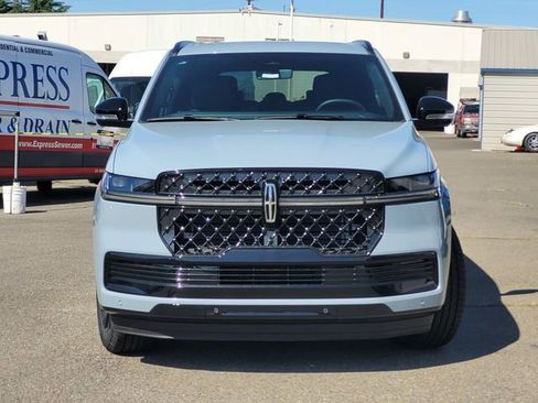 New 2026 Lincoln Navigator Reserve AWD/4WD image 3