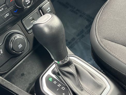 Used 2023 Jeep Renegade Latitude AWD/4WD image 22