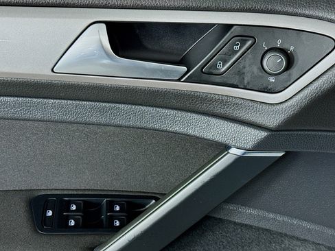 Used 2016 Volkswagen e-Golf SE w/ DC Fast Charging Package image 21