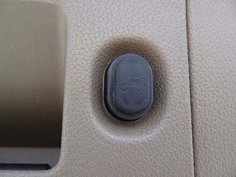 Used 2017 GMC Yukon XL SLT w/ Open Road Package image 33