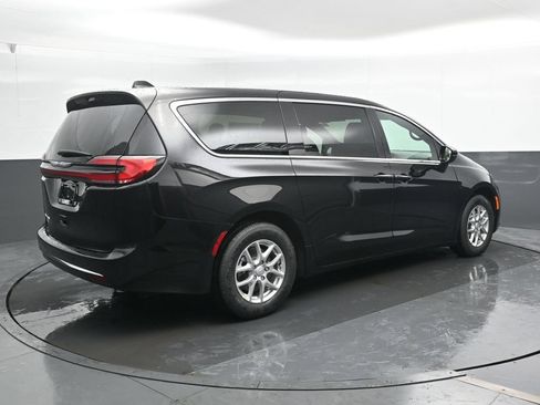 New 2026 Chrysler Pacifica Select FWD image 6