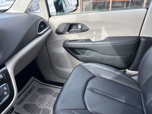 Used 2024 Chrysler Pacifica Touring-L image 47