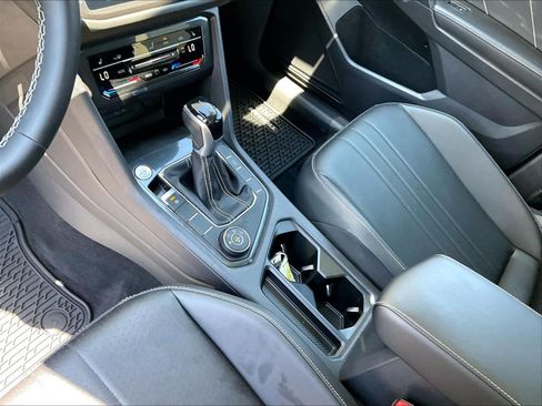 Certified 2022 Volkswagen Tiguan SE w/ Panoramic Sunroof Package AWD/4WD image 17
