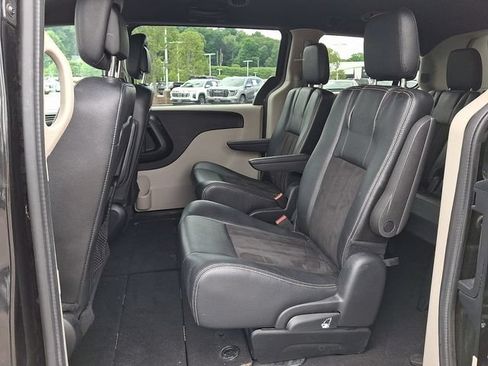 Used 2019 Dodge Grand Caravan SXT FWD image 16