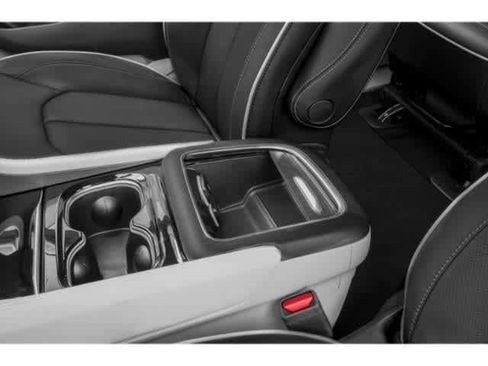Used 2022 Chrysler Pacifica Touring-L image 14