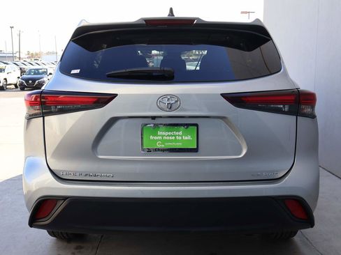 Used 2024 Toyota Highlander LE image 4