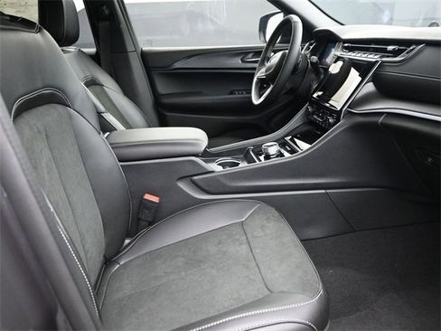 New 2025 Jeep Grand Cherokee L Altitude image 17