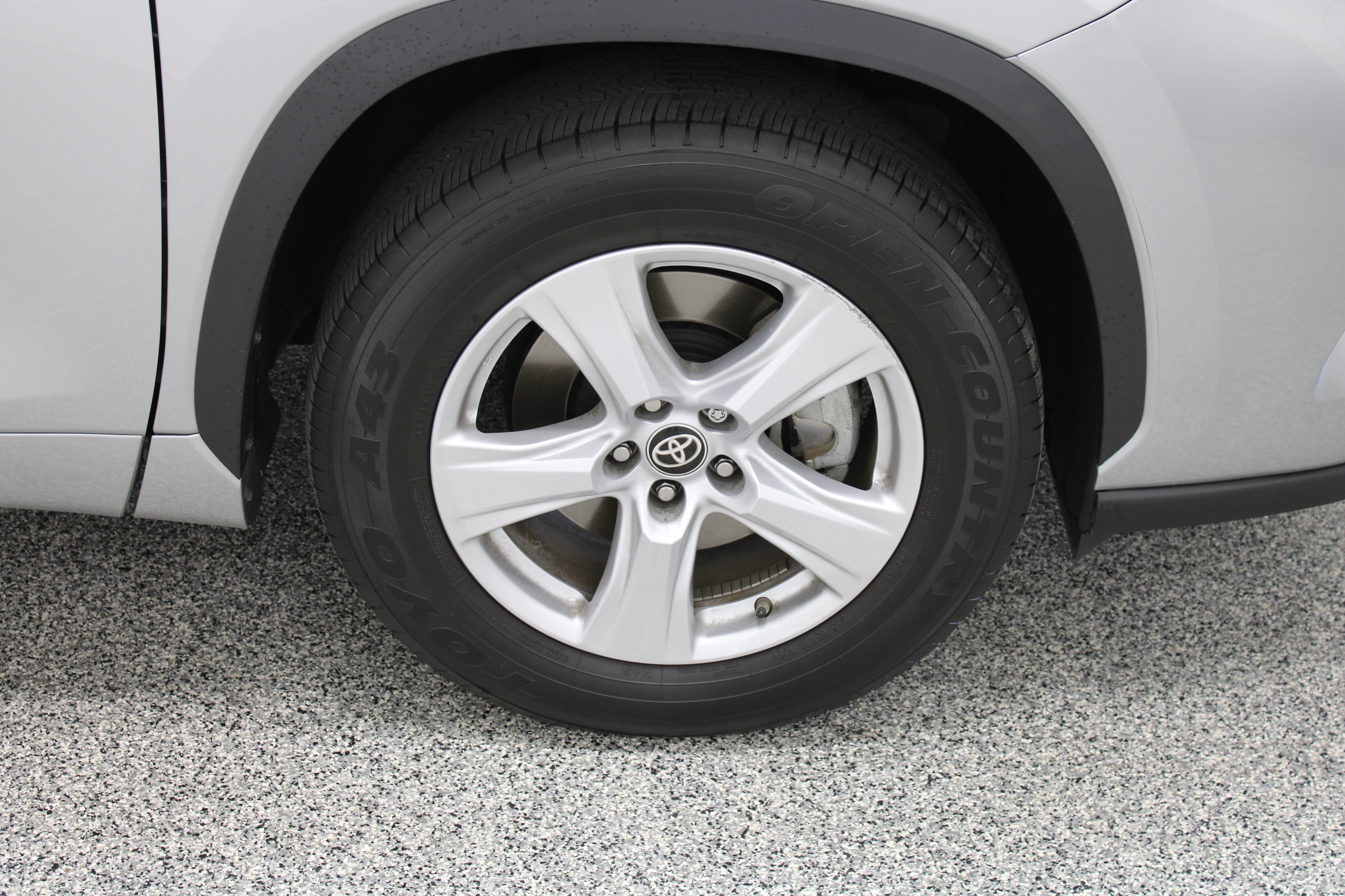 Used 2025 Toyota Highlander LE FWD image 5