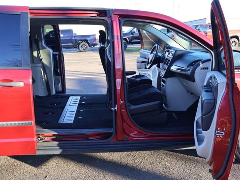 Used 2015 Dodge Grand Caravan American Value Package w/ UConnect Hands-Free Group image 27