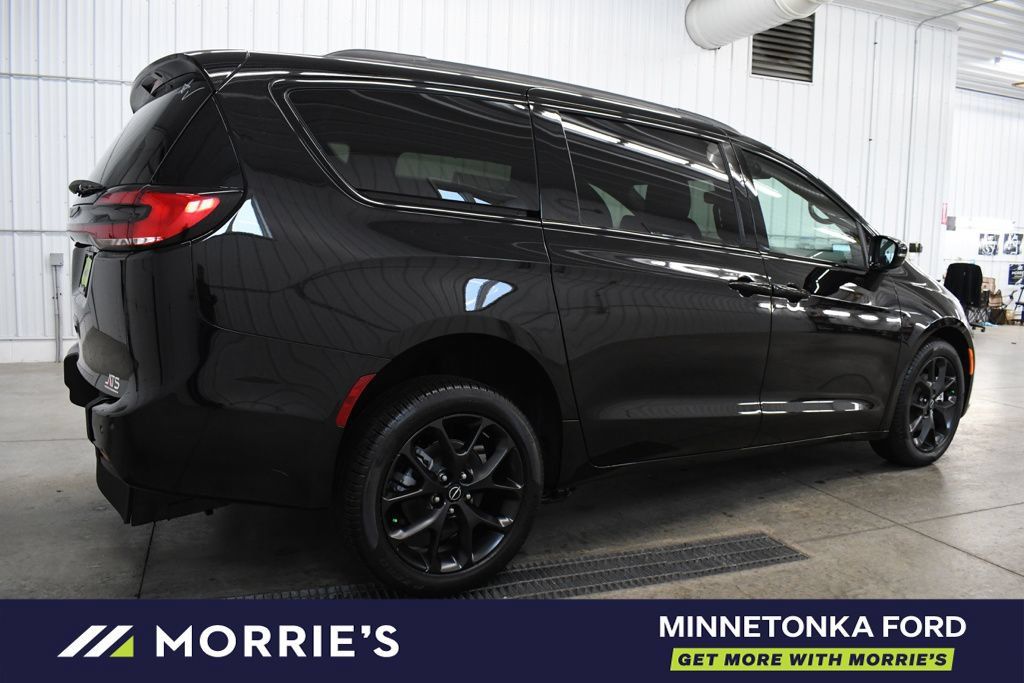 Used 2026 Chrysler Pacifica Select w/ S Appearance Package FWD image 10