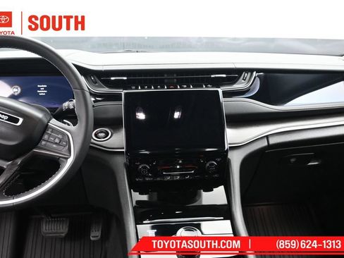 Used 2023 Jeep Grand Cherokee Limited AWD/4WD image 11