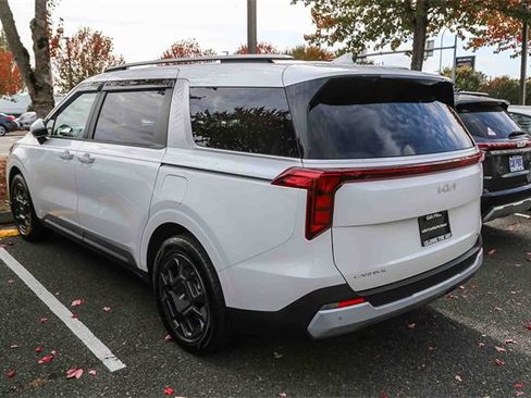 Used 2025 Kia Carnival EX image 10