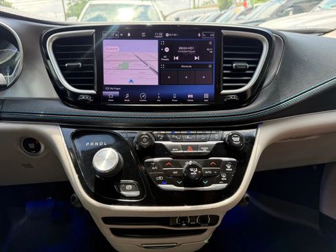 Used 2021 Chrysler Pacifica Touring-L w/ Premium & Safety Sphere Group FWD image 12