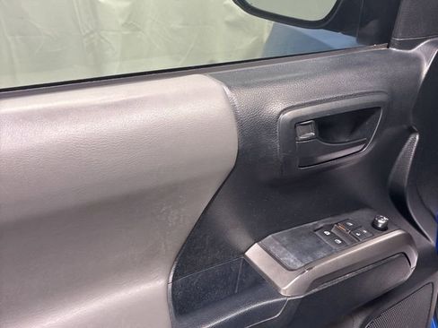 Used 2017 Toyota Tacoma SR5 image 11