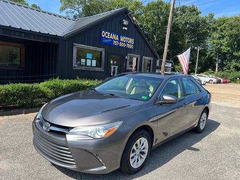 Used 2017 Toyota Camry LE image 9