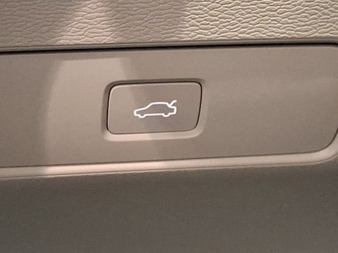 Used 2025 Volvo XC40 B5 Ultra w/ Climate Package image 24