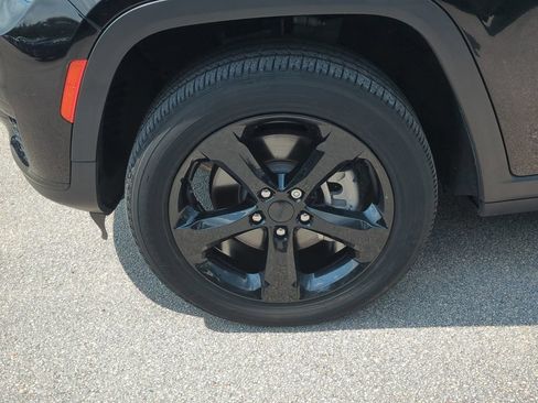 Used 2023 Jeep Grand Cherokee L Laredo RWD image 12